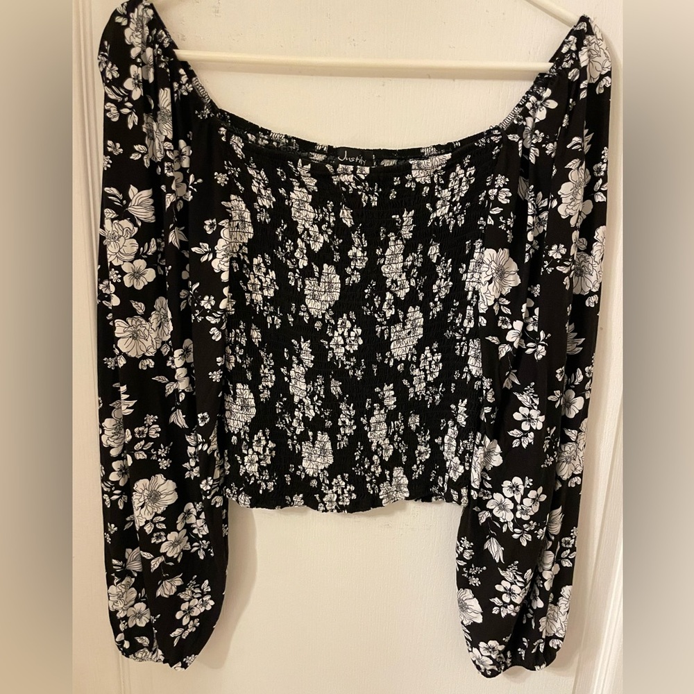 Justify Black & White Floral Balloon Long Sleeve Cropped Top Junior Size Large